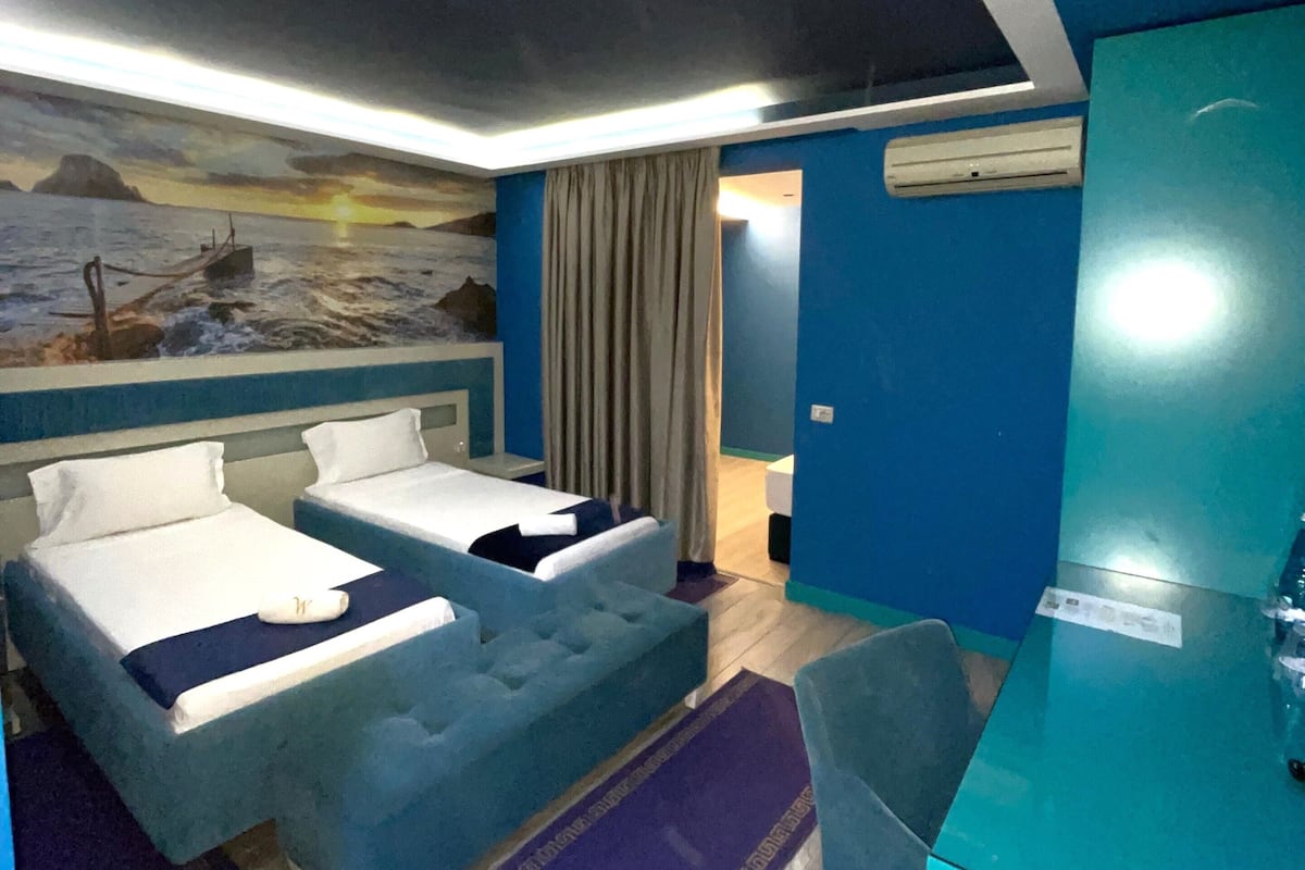 Firemannsrom – familie | Safe på rommet, lydisolert, strykejern/-brett og barnesenger (inkludert)