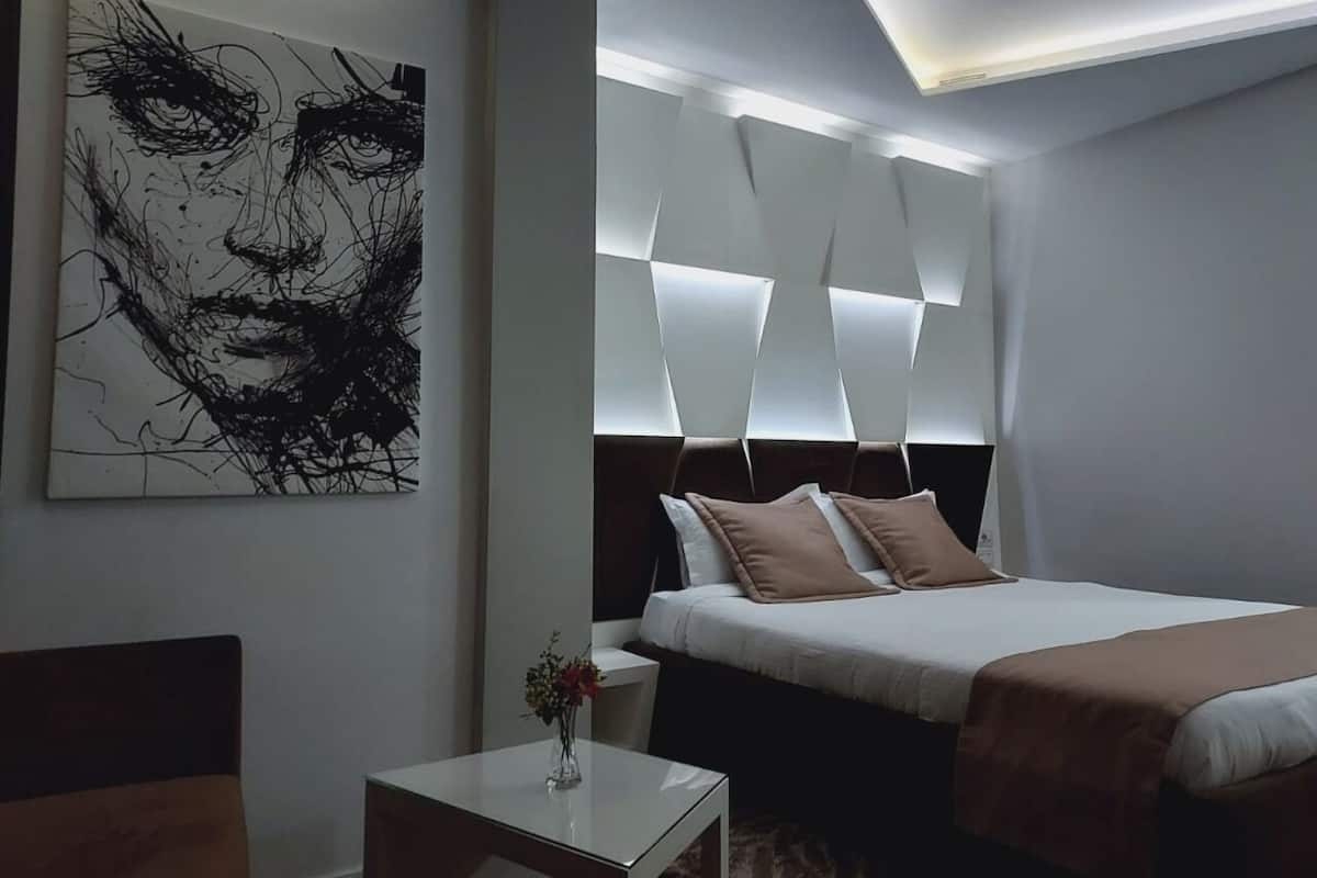 Dobbeltrom | Safe på rommet, lydisolert, strykejern/-brett og barnesenger (inkludert)