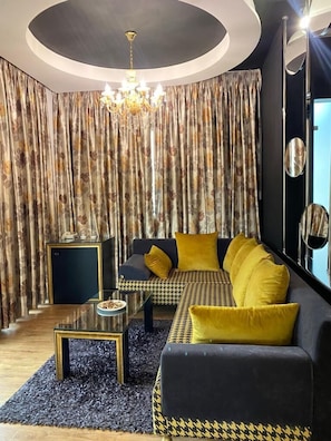 In-room safe, soundproofing, iron/ironing board, free cots/infant beds - New W Hotel (Tirana)