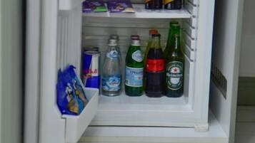Ein Minikühlschrank mit Getränken und Snacks.