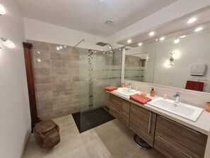 Shower, hair dryer, towels, soap - Cottage Relaxant Pour 2 Personnes au Cœur du Luberon (Cavaillon)