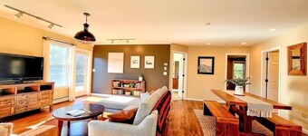 Modern home, minutes to Waterbury, Stowe, and Sugarbush