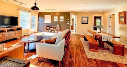 Modern home, minutes to Waterbury, Stowe, and Sugarbush
