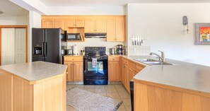 Frigorífic, microones, forn i placa de cuina 