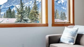 Een smart-tv, een open haard en een kantoor