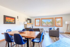 Smart TV, chimenea y oficina 