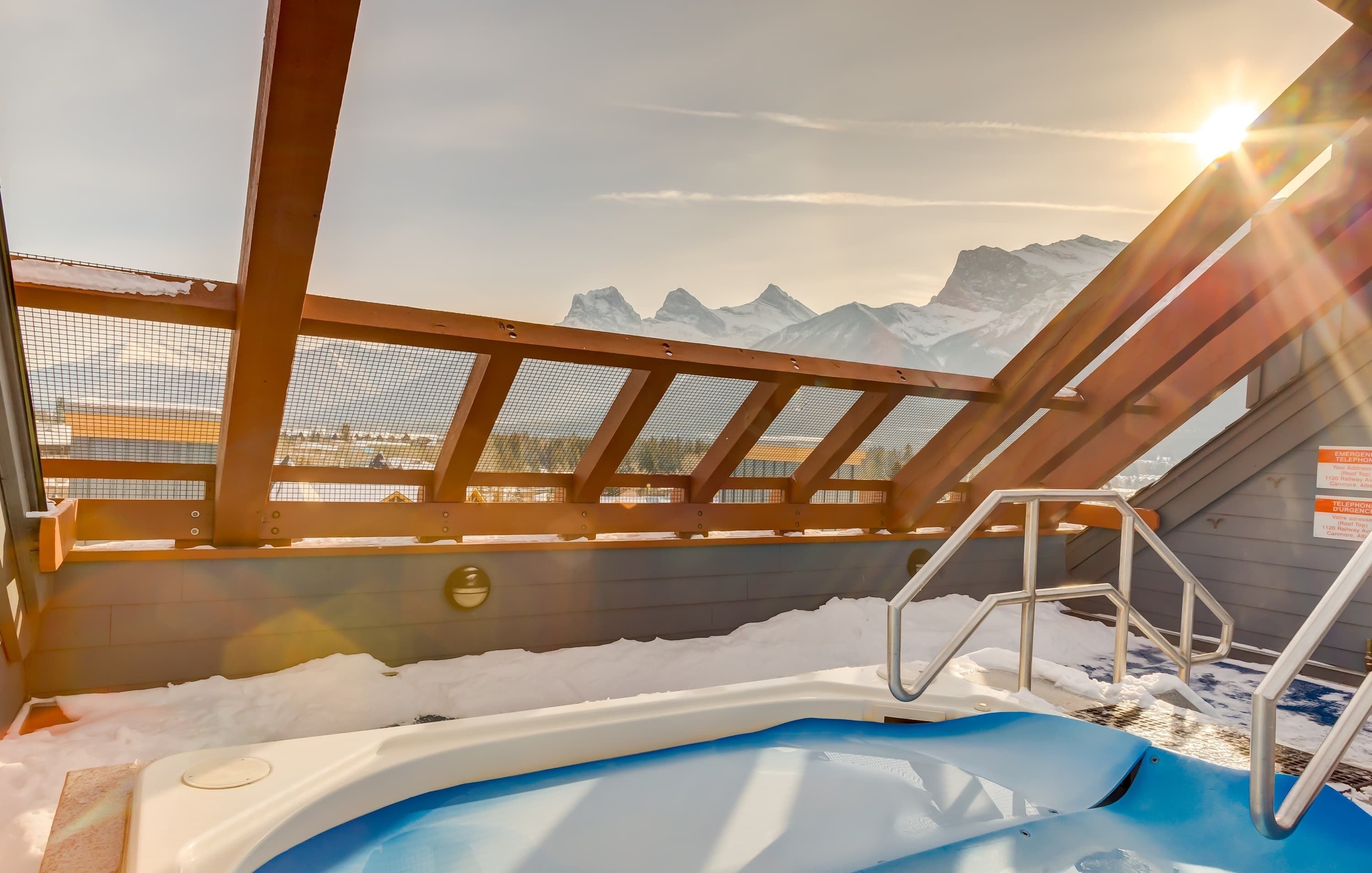 Un bain à remous avec vue sur les montagnes enneigées.