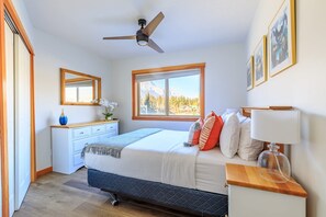 2 slaapkamers, een bureau, een strijkplank/strijkijzer, gratis wifi