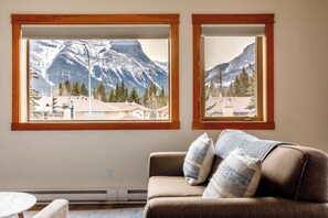 Smart TV, chimenea y oficina 
