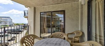 Ocean Views, Balcony, Pool, STEPS to Beach, Restaurants, Shops
