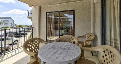 Ocean Views, Balcony, Pool, STEPS to Beach, Restaurants, Shops
