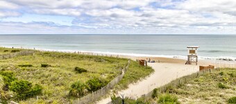 Ocean Views, Balcony, Pool, STEPS to Beach, Restaurants, Shops