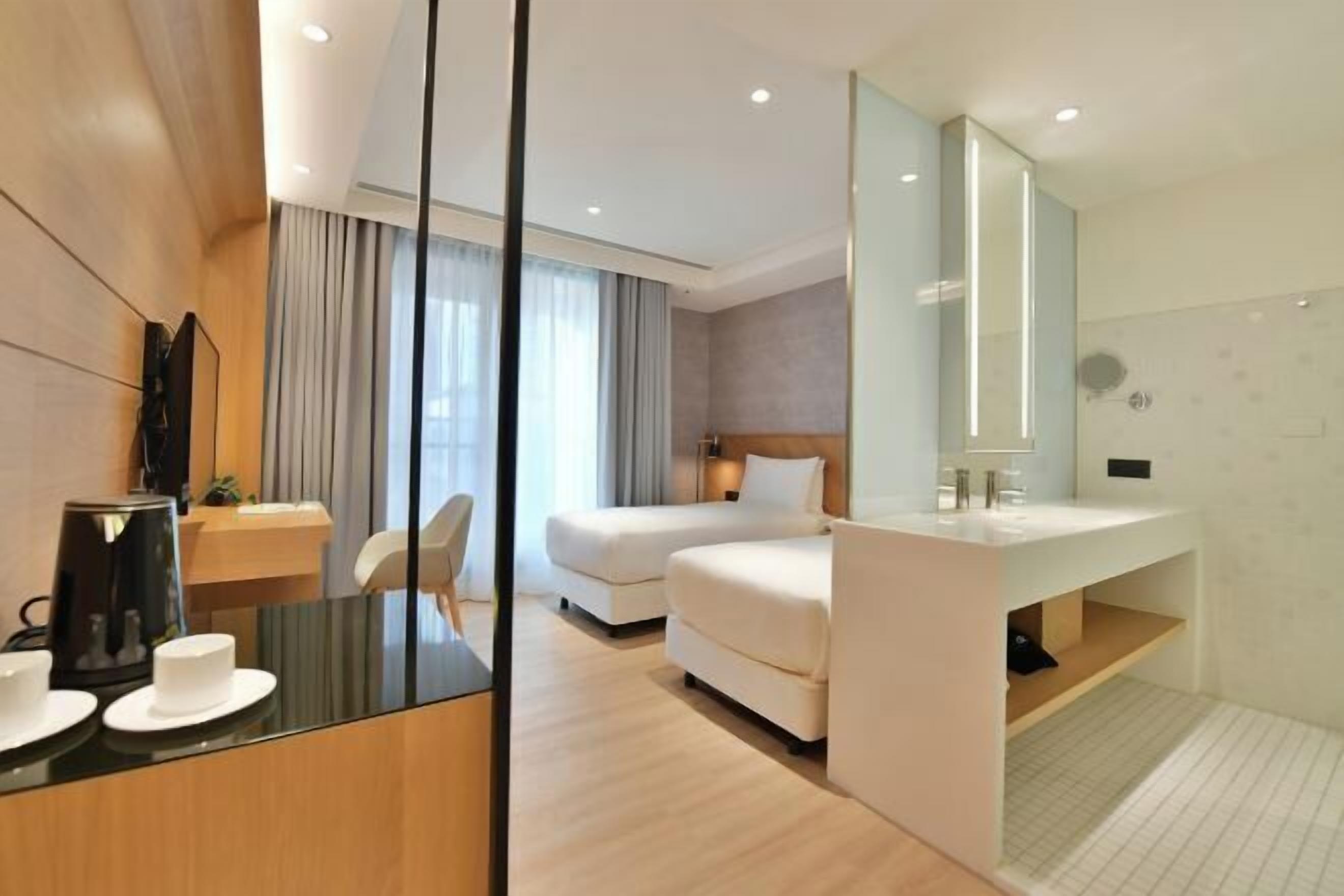 Desk, soundproofing, free WiFi, bed sheets