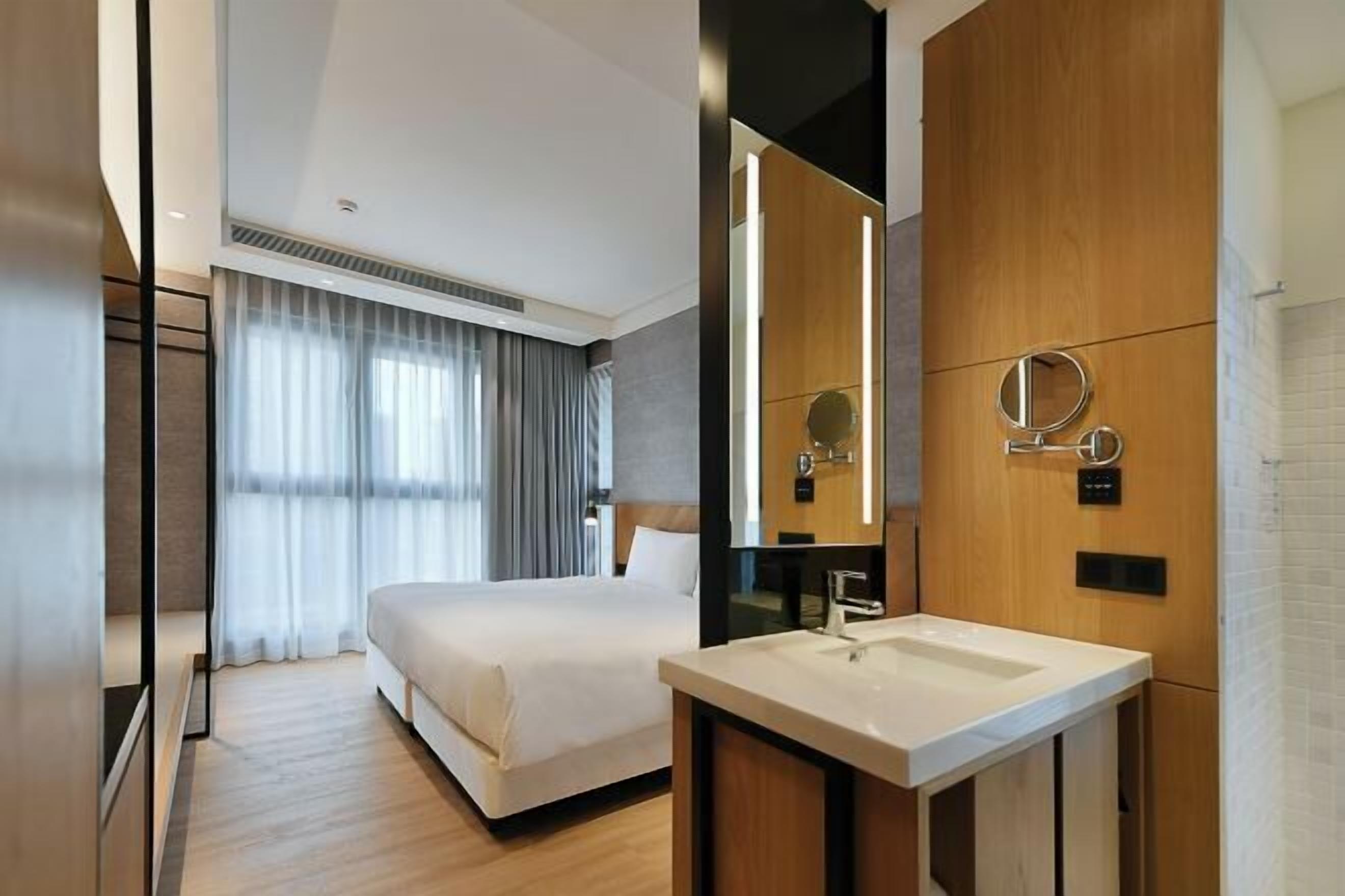 Desk, soundproofing, free WiFi, bed sheets