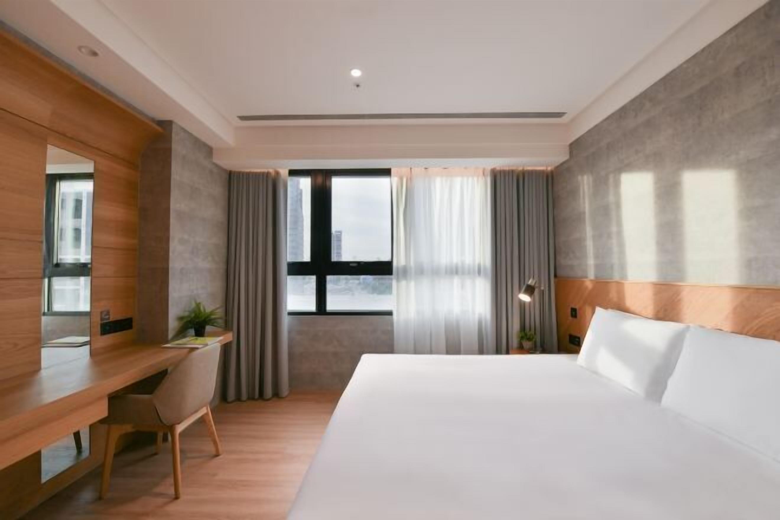 Desk, soundproofing, free WiFi, bed sheets