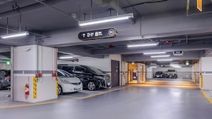 A multi-level parking garage with clear signage for exits and elevators. - CHECK inn Select New Taipei Sanchong (New Taipei City)