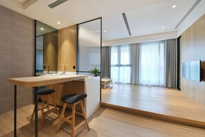 Escritorio, sistema de insonorización, wifi gratis y ropa de cama 