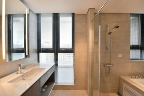 ラグジュアリー ダブルルーム | バスルーム | ヘアドライヤー、ビデ、タオル、トイレットペーパー