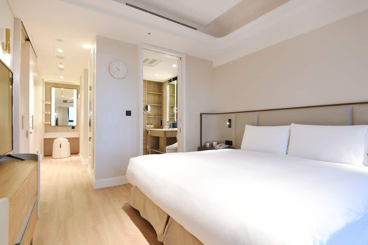 Habitación cuádruple Deluxe | Escritorio, insonorización, wifi gratis y ropa de cama