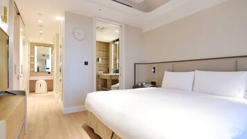 Desk, soundproofing, free WiFi, bed sheets