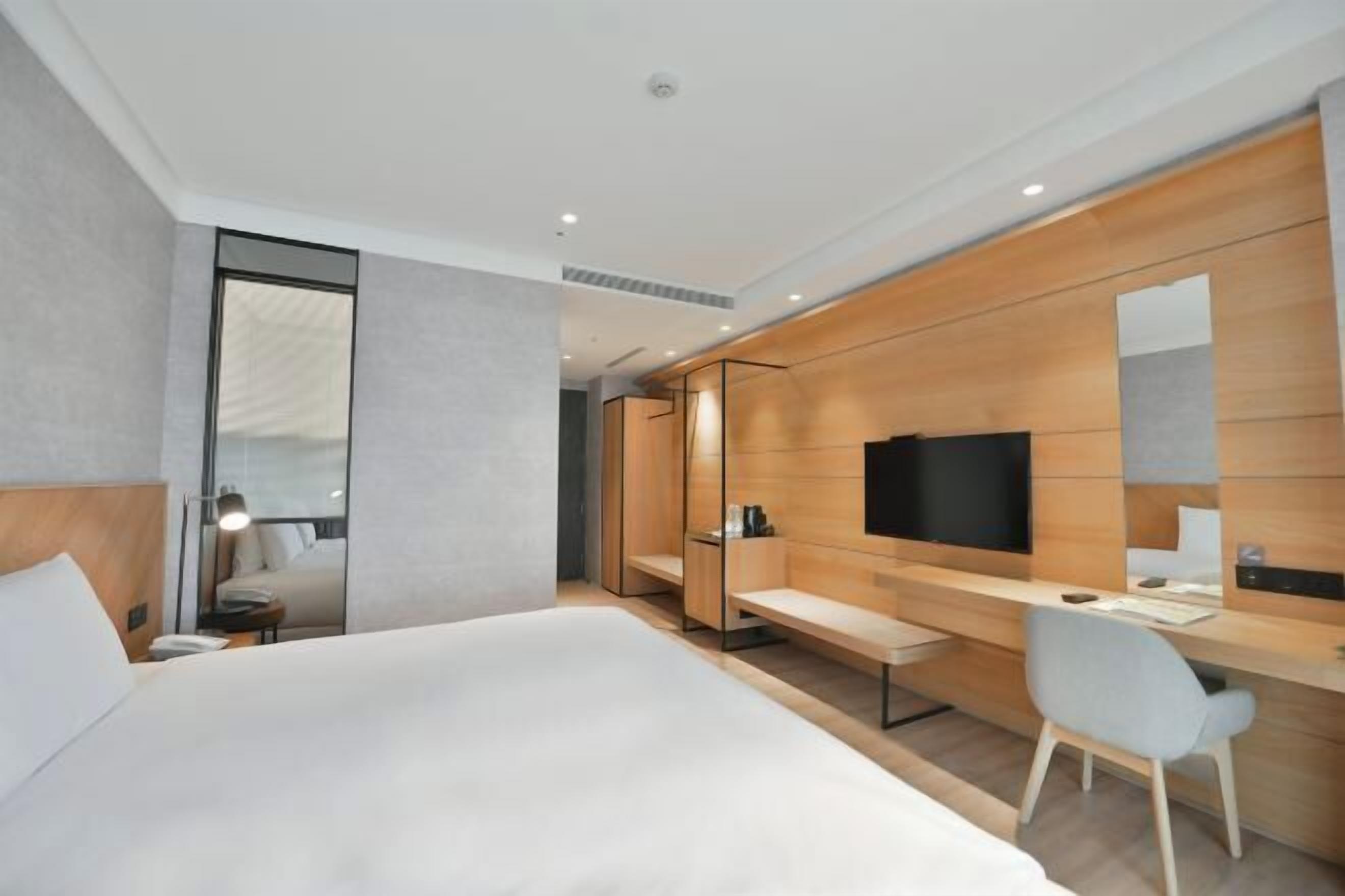 Desk, soundproofing, free WiFi, bed sheets