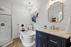Badewanne, Haartrockner, Handtücher, Seife