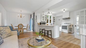 Una televisión, una chimenea