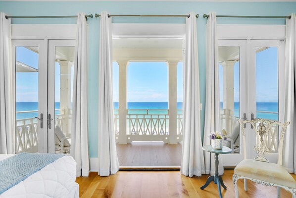 4 bedrooms, iron/ironing board, free WiFi, bed sheets - 🏖️ Charlie Boy | Stunning Beachfront 4BR, 2 Masters & Balconies ✨ (Miramar Beach)