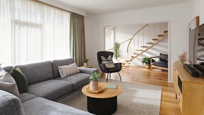Eenvoudig huis | Woonruimte | Een 40-inch smart-tv met digitale zenders, een televisie en Netflix
