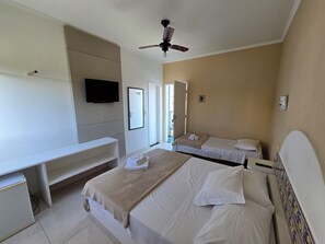 Comfort Triple Room | Hypo-allergenic bedding, minibar, desk, free WiFi - Pousada Elxadai (Guarapari)