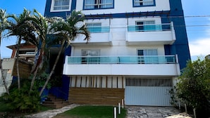 A multi-story building with balconies and a sign reading "POUSADA ELXADAI". - Pousada Elxadai (Guarapari)