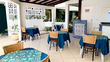 Sudah termasuk sarapan prasmanan setiap hari