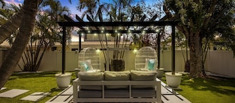 Ultra Modern Photogenic POOL home with pergola, astroturf, fire pit & Movie RM