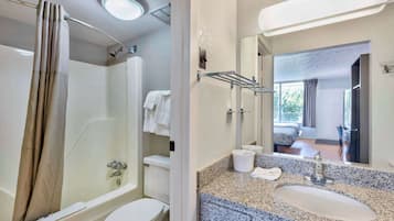Combined shower/tub, towels
