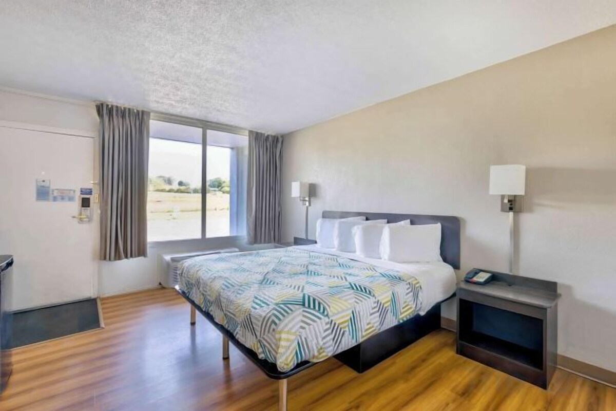 Guest Room with 1 King Bed, Kitchen and Roll-in Shower-Mobility Accessible/Non-Smoking