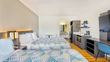 Escritorio, espacio para trabajar con laptop y cortinas blackout