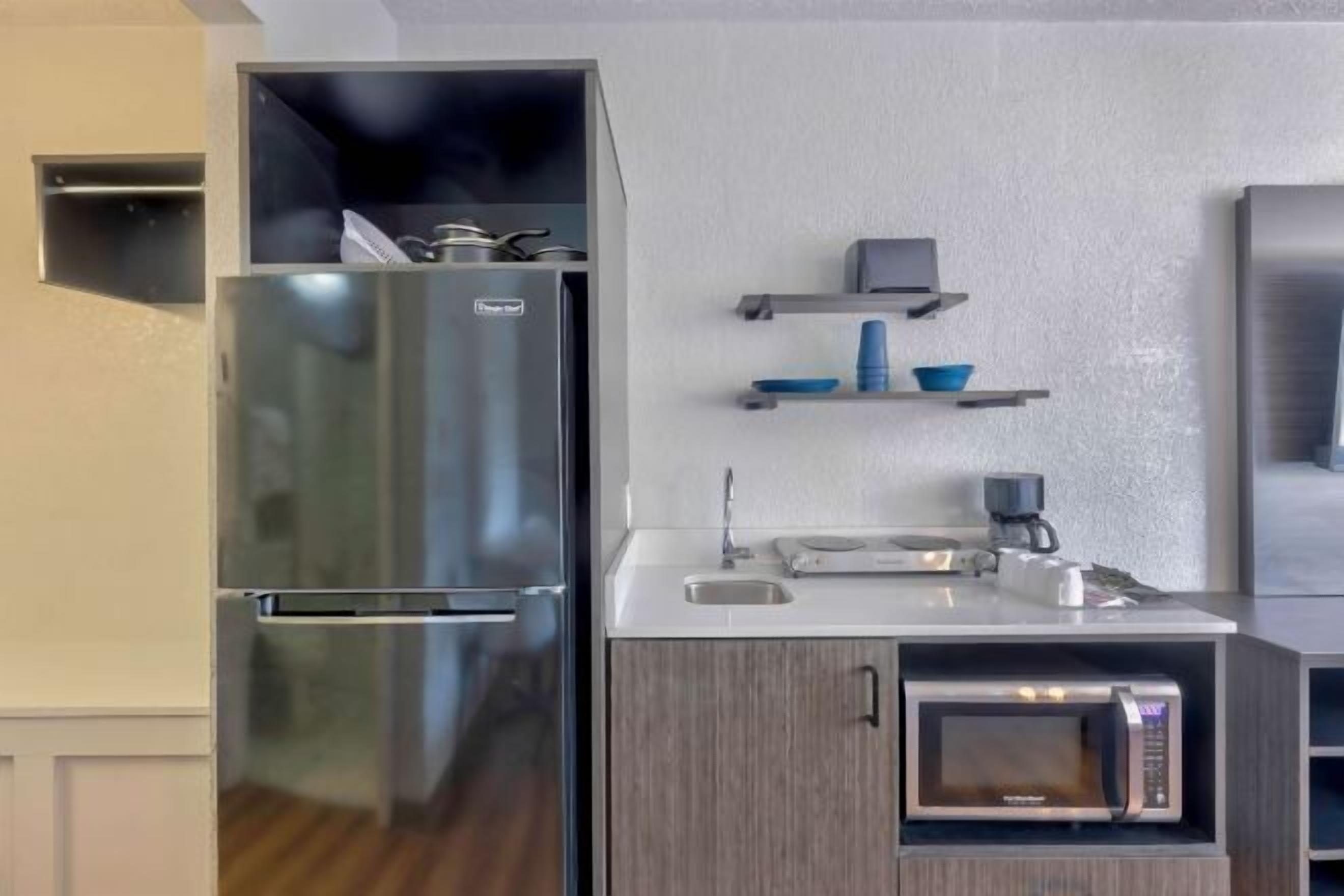 Tủ lạnh, lò vi sóng, dụng cụ pha cà phê/trà, lò nướng bánh mì 