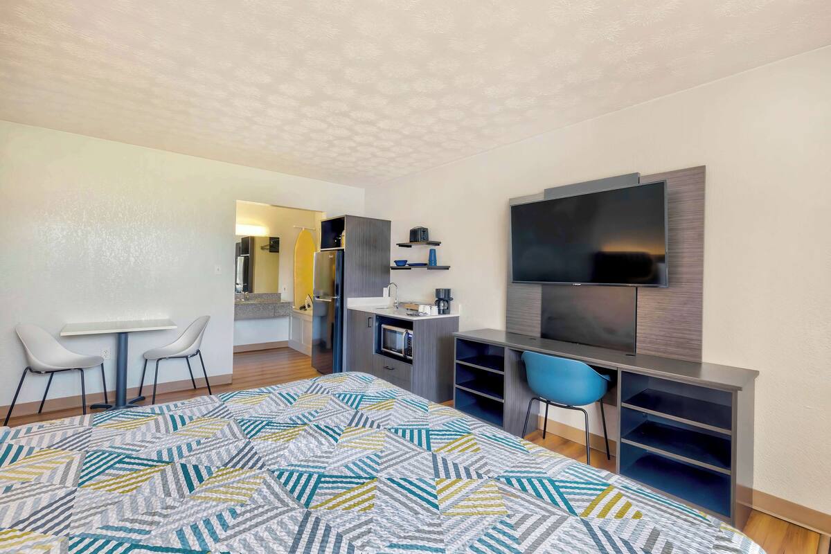 Desk, laptop workspace, blackout drapes, free WiFi