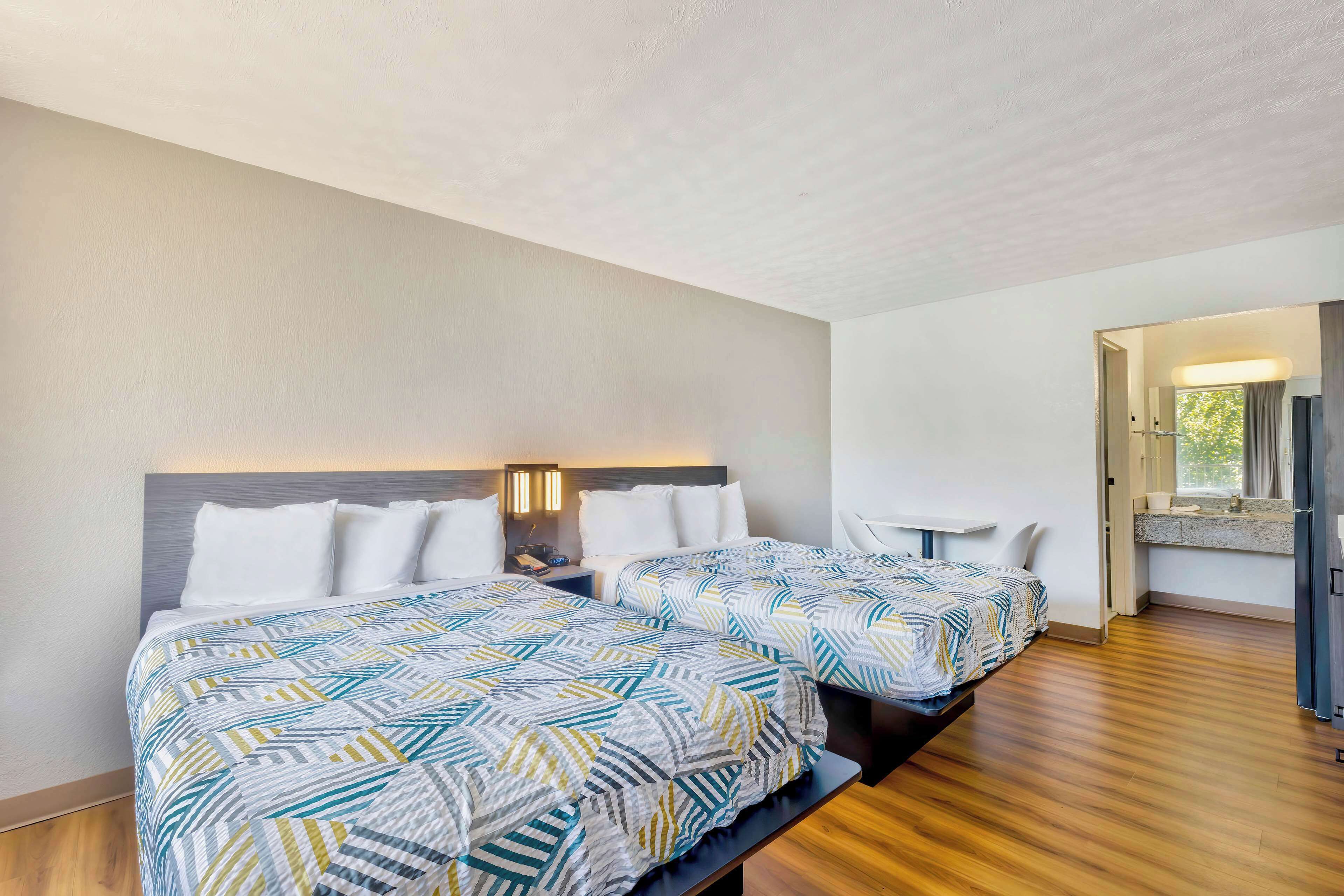 書桌、手提電腦工作空間、遮光窗簾/窗簾、免費 Wi-Fi