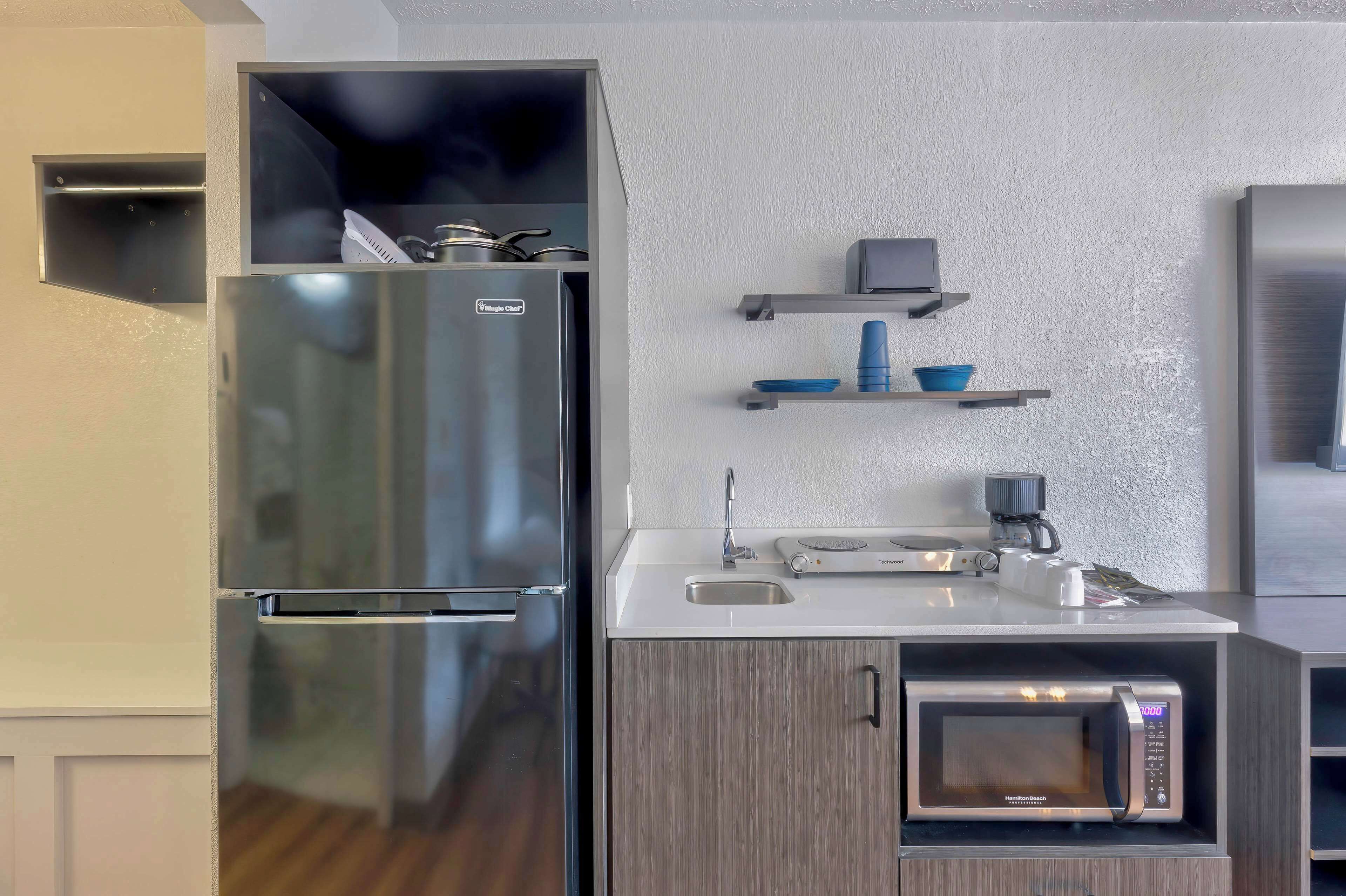 Full-size fridge, microwave, coffee/tea maker, toaster