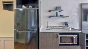 コーヒー / ティーメーカー、大型冷蔵庫、電子レンジ、トースター