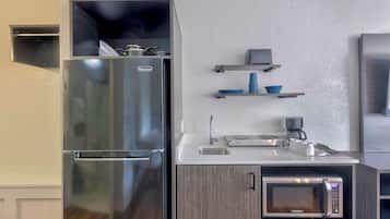 Full-size fridge, microwave, coffee/tea maker, toaster