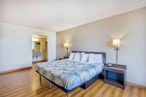 Escritorio, espacio para trabajar con laptop y cortinas blackout 