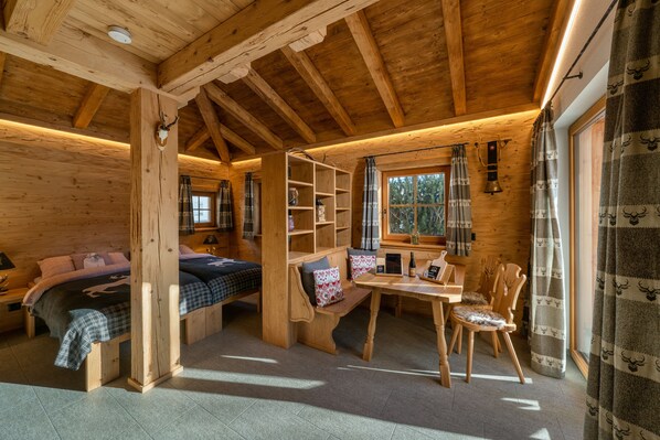 1 habitación, escritorio, tabla de planchar con plancha y cuna de viaje 