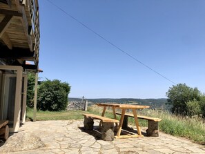 Outdoor dining - Charming chalet in the Forez mountains (Saint-Anthème)