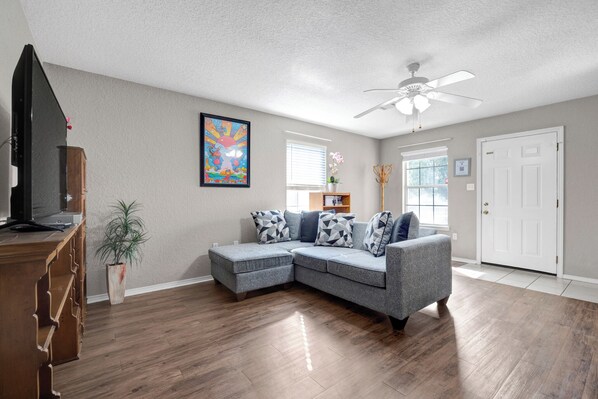 Smart TV, books - Delightful Duplex 2 beds 2 baths (Fort Smith)