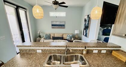 Bayside Cottage 4 miles to Destin, Shopping & Beaches, minutes to Elgin AFB