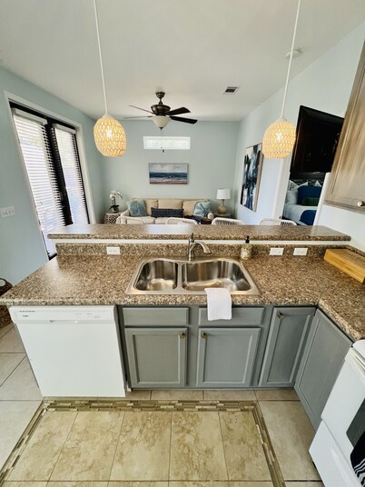 Bayside Cottage 4 miles to Destin, Shopping & Beaches, minutes to Elgin AFB