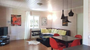 TV - Chalet in a flowery park, 3 minutes from the beach! (Gassin)