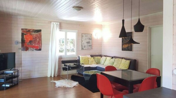 TV - Chalet in a flowery park, 3 minutes from the beach! (Gassin)